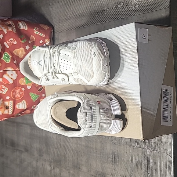On Cloud 5 White Running Shoes Sneakers Athleisure Size 6 Women's - Picture 3 of 9